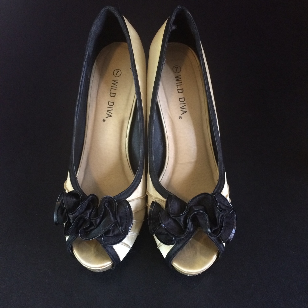 ❤️WILD DIVA SATIN CHAMPAGNE & BLACK OPEN TOE HEELS